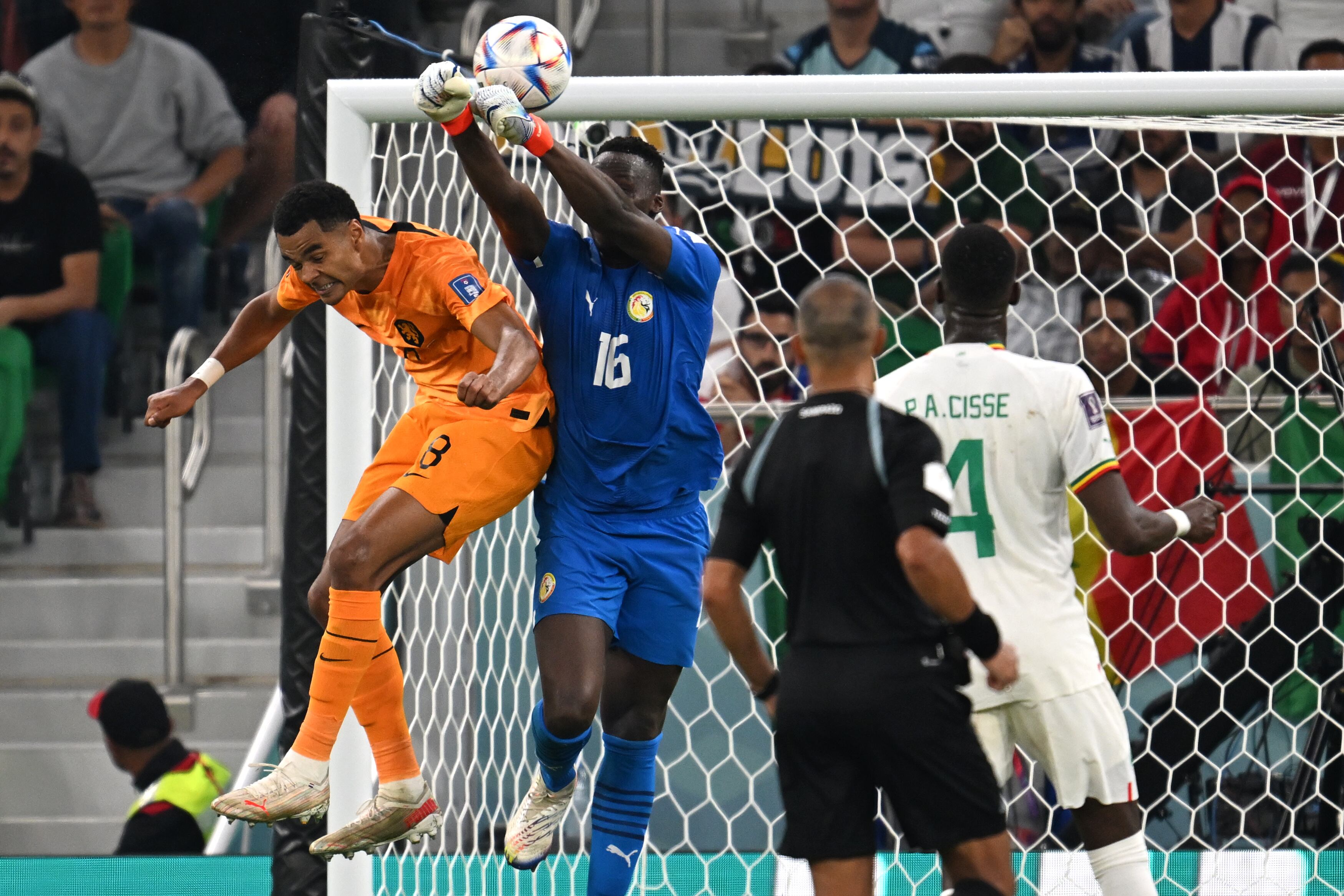 Error de Mendy en el rechazo que terminó aprovechando Cody Gakpo. Federico Gambarini/dpa (Photo by Federico Gambarini/picture alliance via Getty Images)