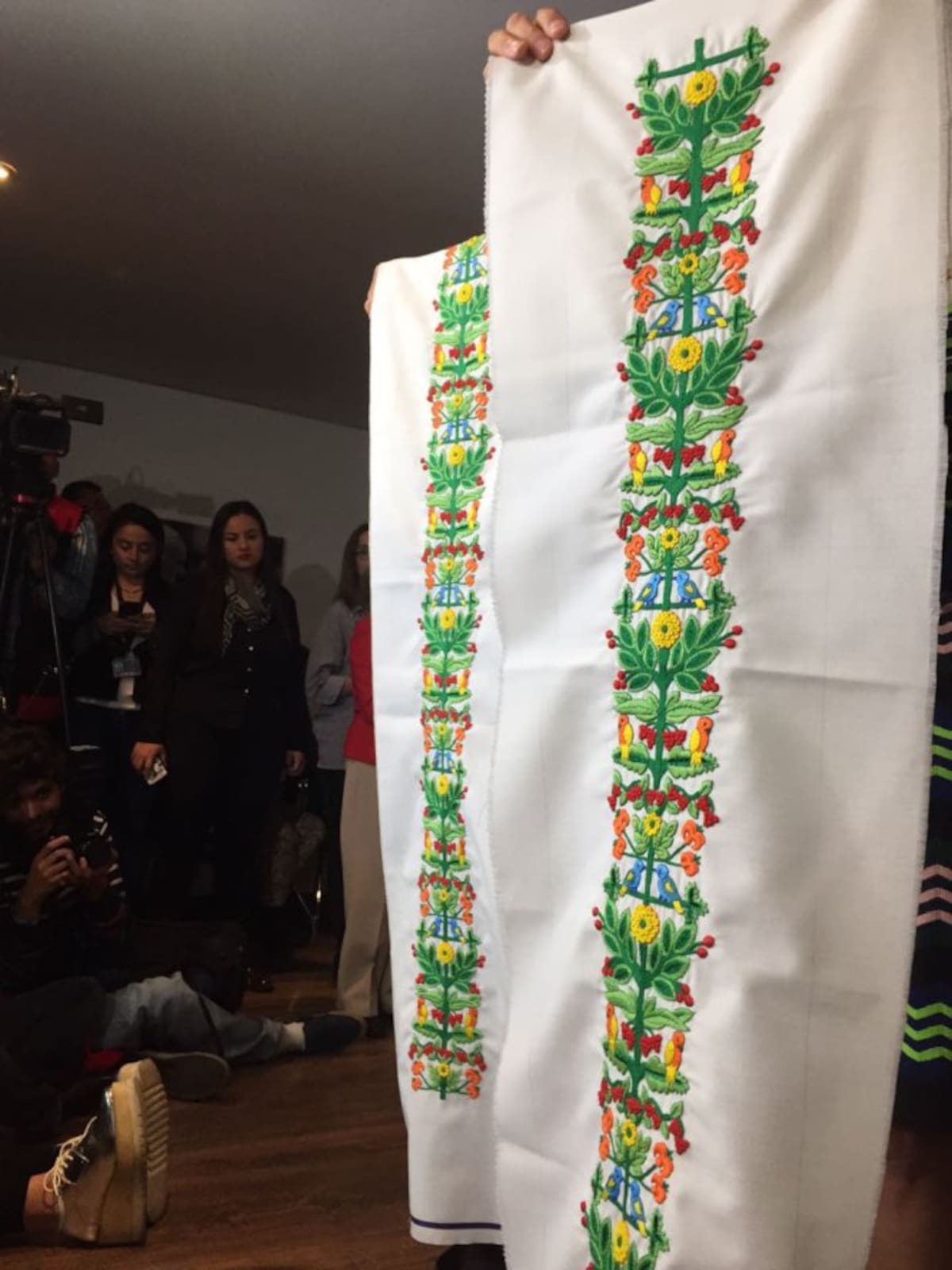 La mitra que usará el papa Francisco, los soles representan el emblema de la compañía de Jesús a la que pertenece el sumo pontífice.