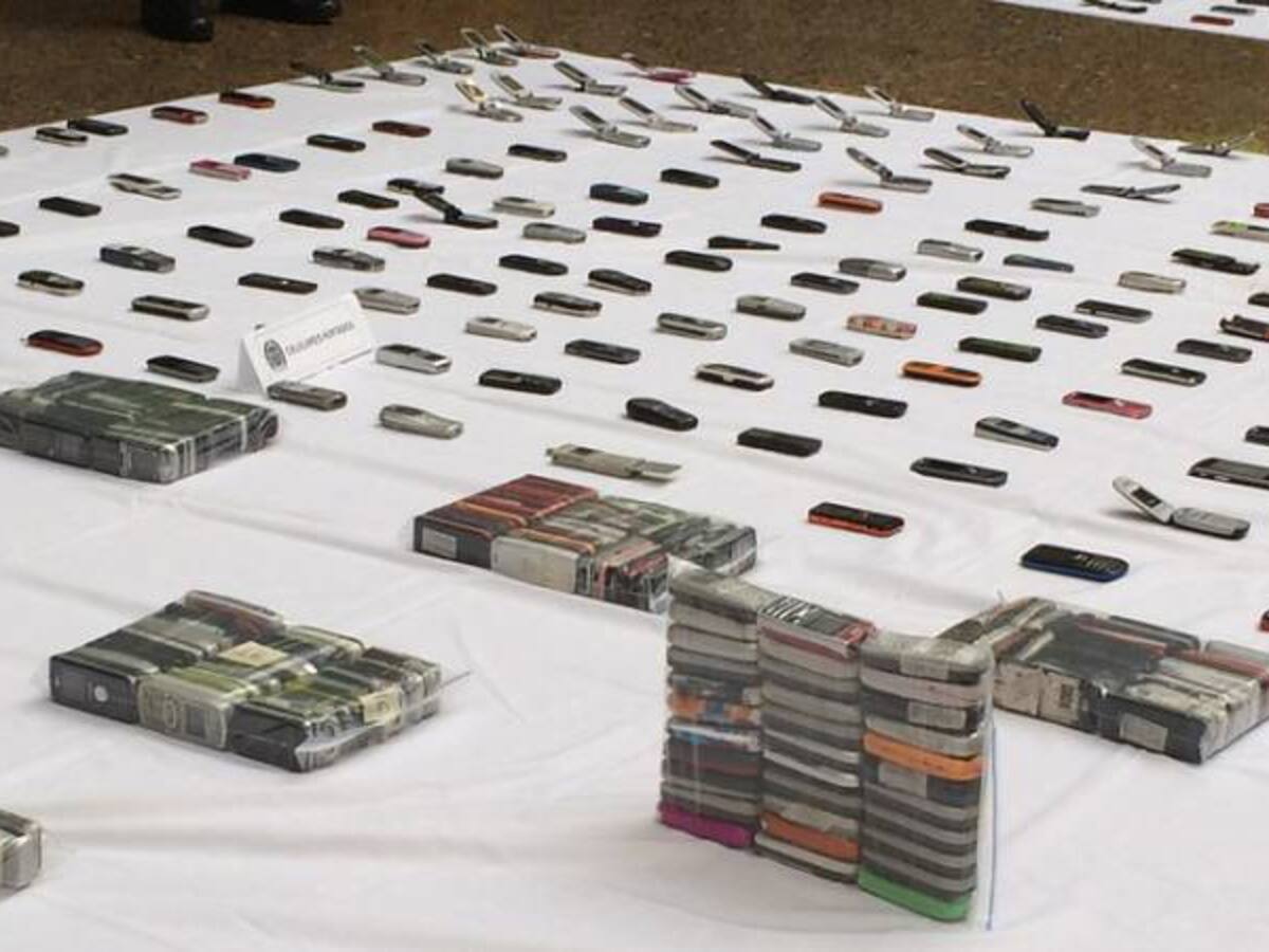 Policía de Bogotá recuperó 900 celulares robados en 40 locales comerciales