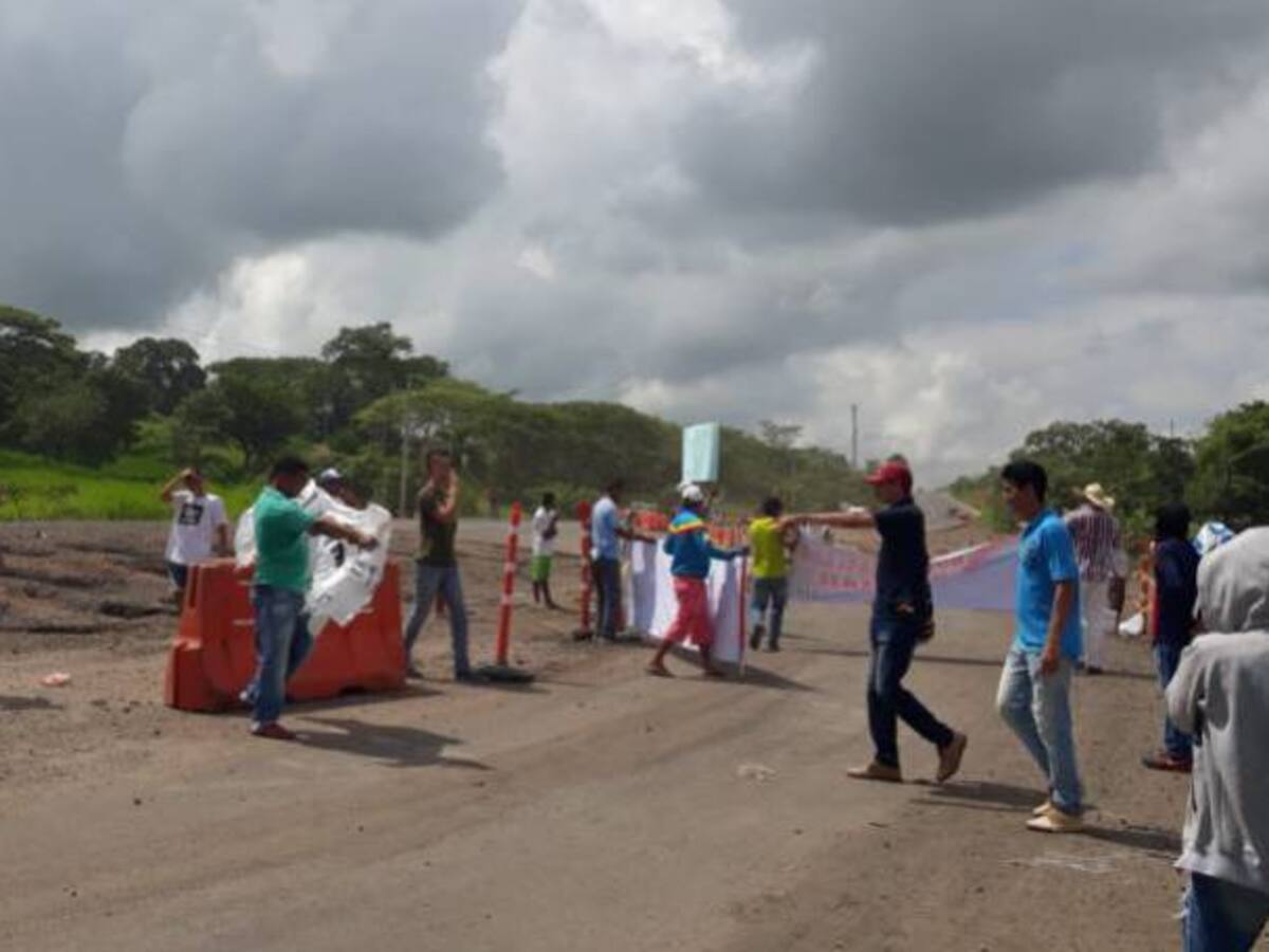 Persisten los bloqueos en la Vía Montería - Moñitos