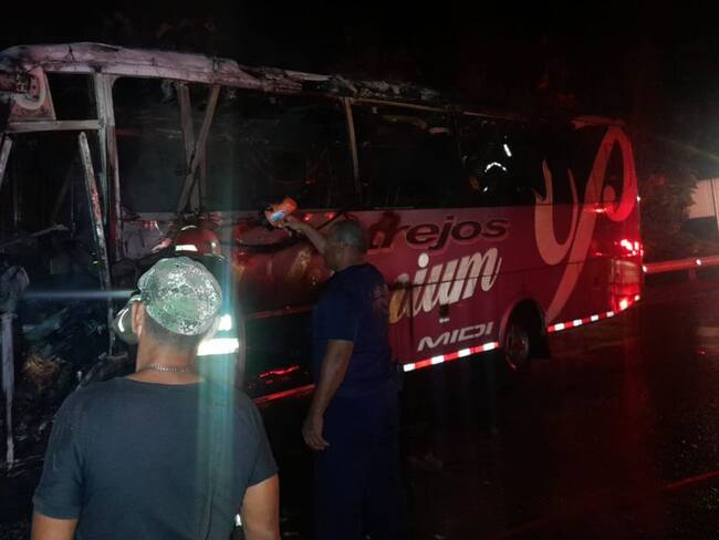 Bus incinerado en la vía Tuluá - Cali 