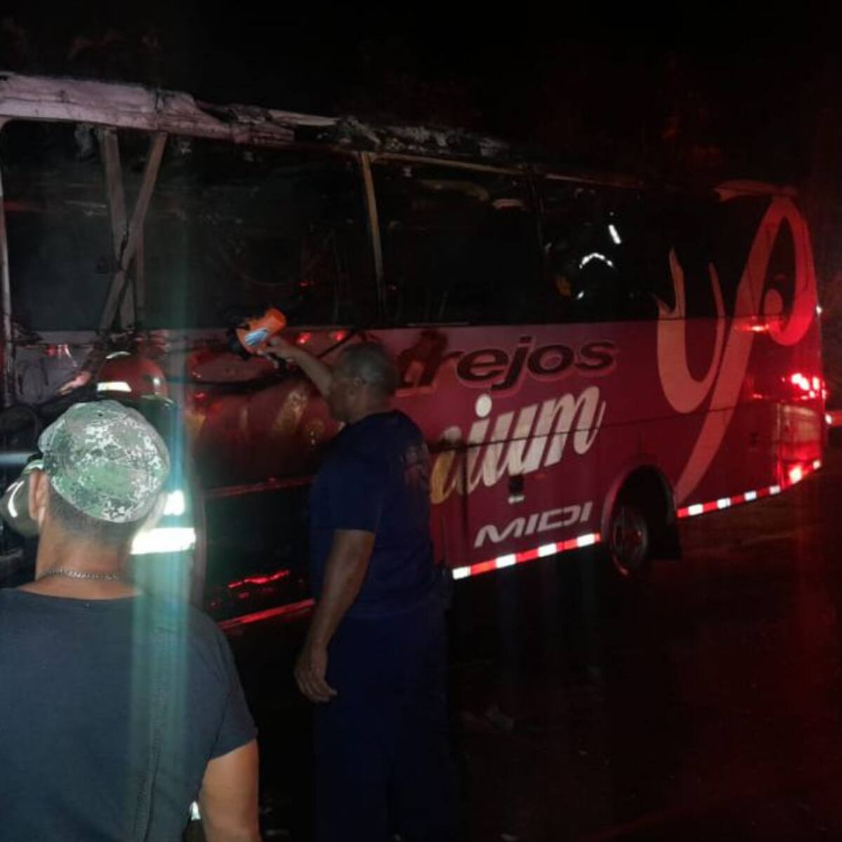 Delincuentes incineran bus en la vía Tuluá - Cali