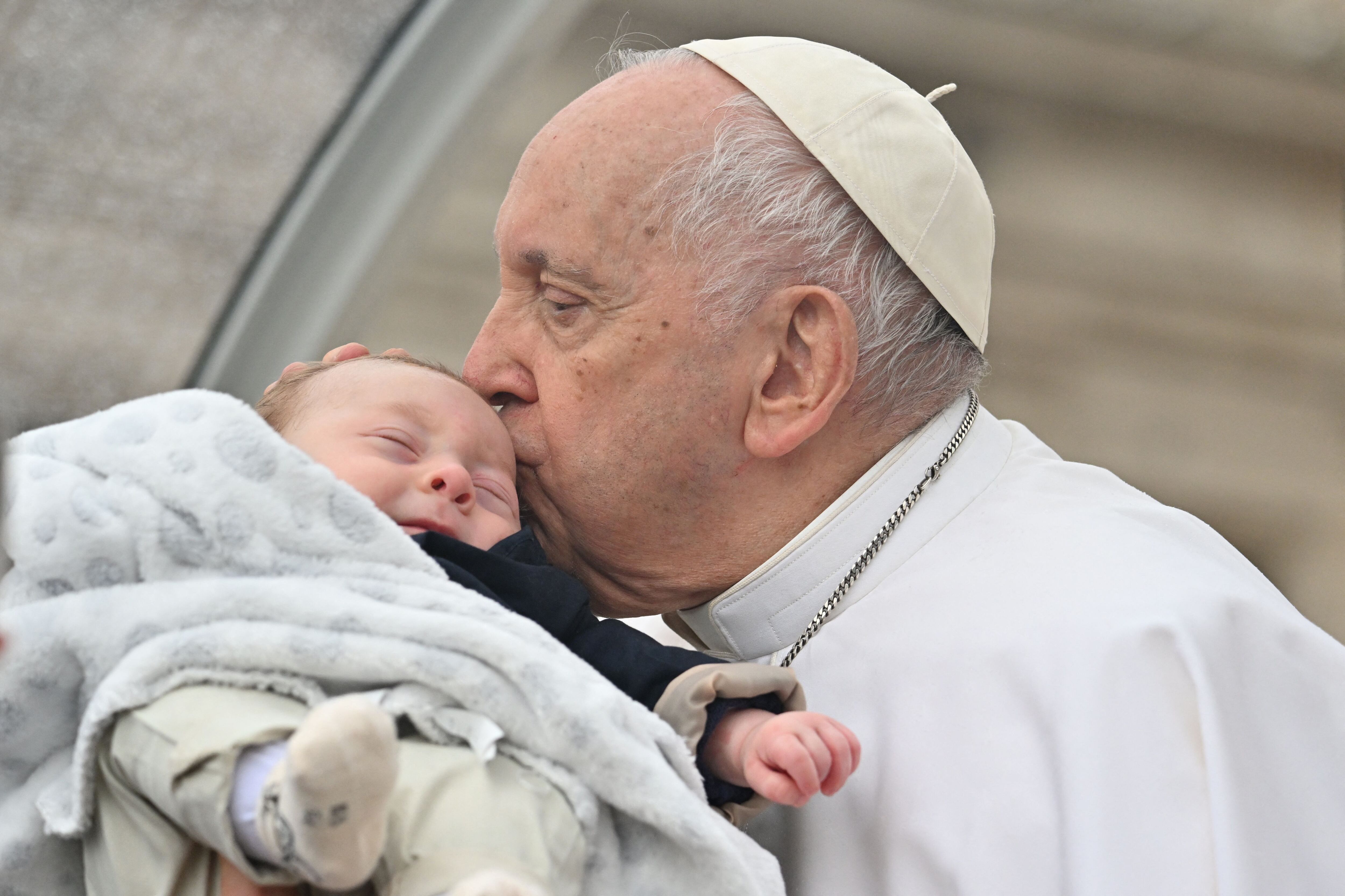 El papa Francisco y un bebé en la plaza de San Pedro.
(Foto: FILIPPO MONTEFORTE/AFP via Getty Images)