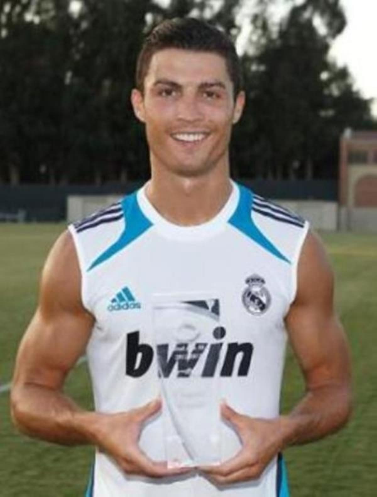 Cristiano Ronaldo dos Santos Aveiro, es un futbolista portugués. Juega como extremo en el Real Madrid Club de Fútbol, en la Primera División de España.