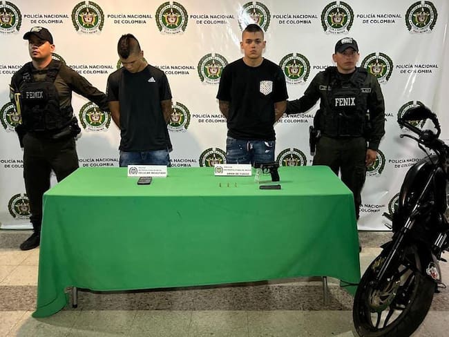 Erik y Edy "Los Mellos" quienes son señalados por la ciudadanía del sector comercio por el hurto en motocicleta.