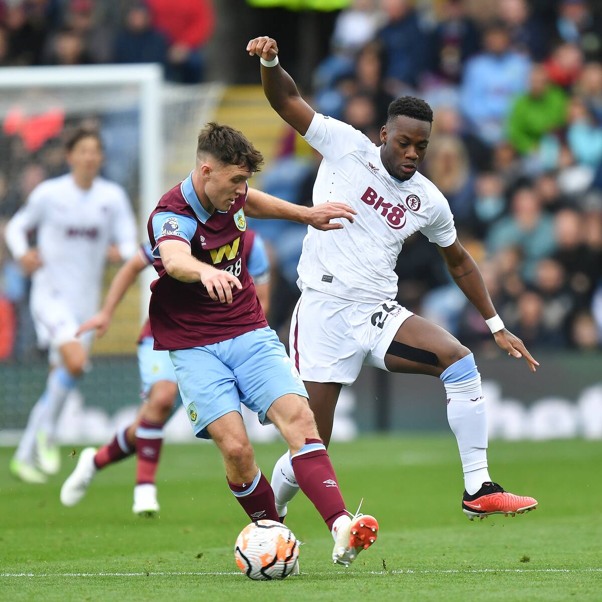 Jhon Jader Durán sumó minutos en el triunfo del Aston Villa sobre el Burnley