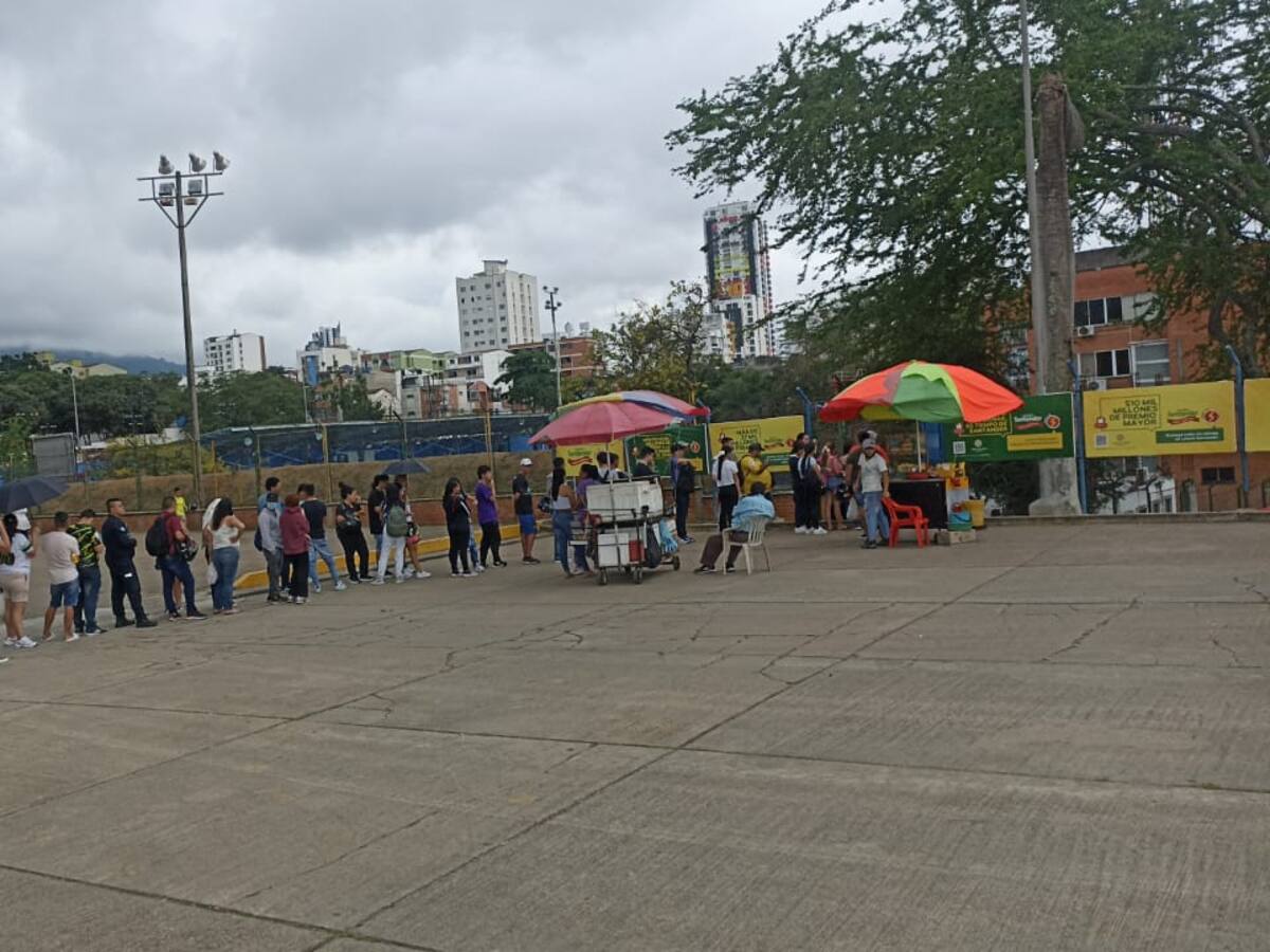 Largas filas de hinchas reclamando boletas para ver el partido final en estadio de Bucaramanga