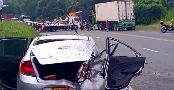 Accidente de tránsito en la vía Manizales - Medellín.  Fotografía suministrada.