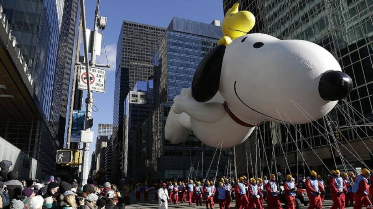 Entre las tradiciones "modernas" para festejar el Día de Acción de Gracias está la de presenciar el monumental desfile organizado por los almacenes Macy’s en las calles de Manhattan, en Nueva York, que incluye grandes globos, más de 40 carrozas, bandas de música y artistas invitados.