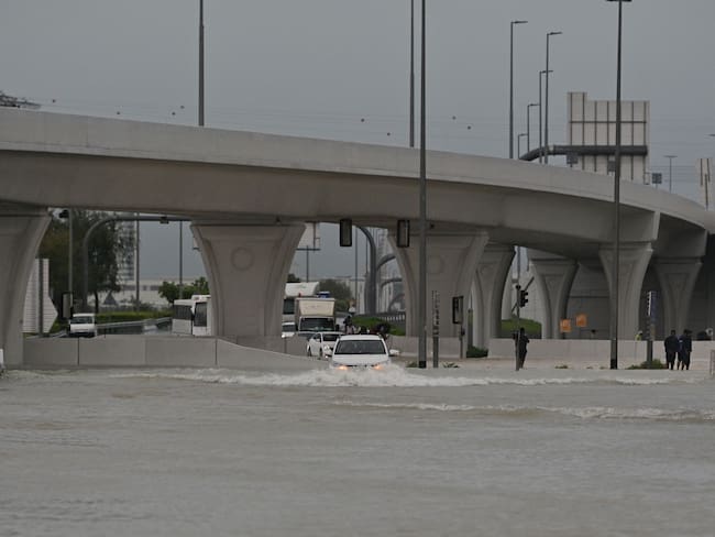 Fuertes lluvias en Dubai, Emiratos Árabes Unidos, el 16 de abril de 2024. (Foto de Stringer/Anadolu vía Getty Images)
