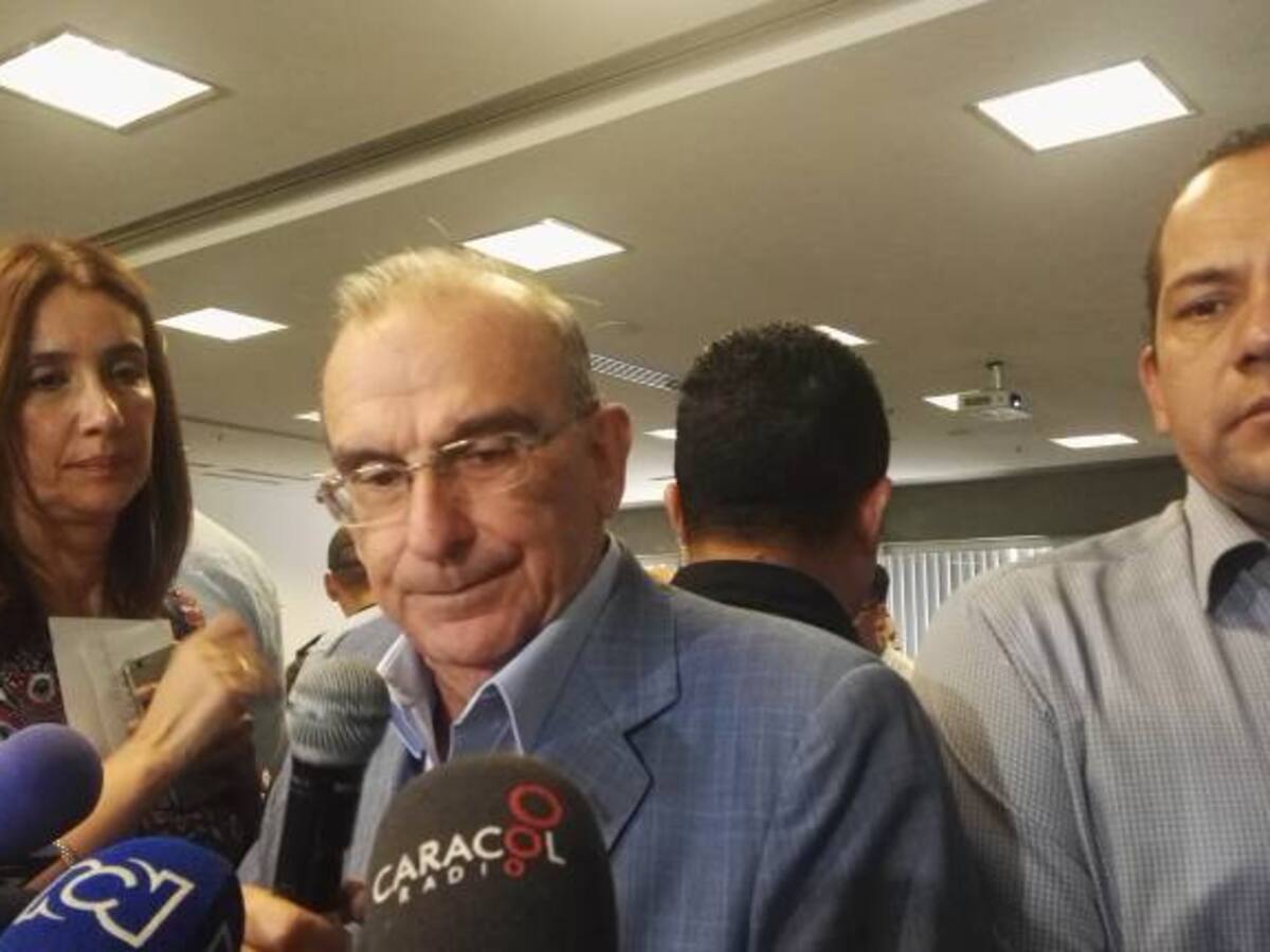 Dirigentes políticos de Medellín consideran inoportuna el retiro de Humberto de La Calle