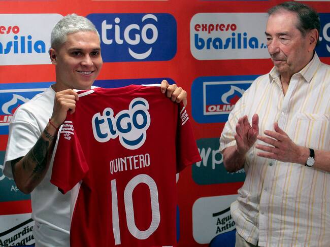 Colombian Juan Fernando Quintero (L) poses with his new jersey, next to businessman Fuad Char, during the presentation as new player of Colombia's Junior team, at the Metropolitano stadium, in Barranquilla on January 15, 2023. (Photo by Jesus RICO / AFP) (Photo by JESUS RICO/AFP via Getty Images)