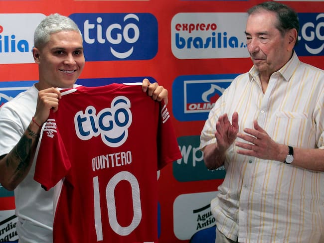 Colombian Juan Fernando Quintero (L) poses with his new jersey, next to businessman Fuad Char, during the presentation as new player of Colombia&#039;s Junior team, at the Metropolitano stadium, in Barranquilla on January 15, 2023. (Photo by Jesus RICO / AFP) (Photo by JESUS RICO/AFP via Getty Images)