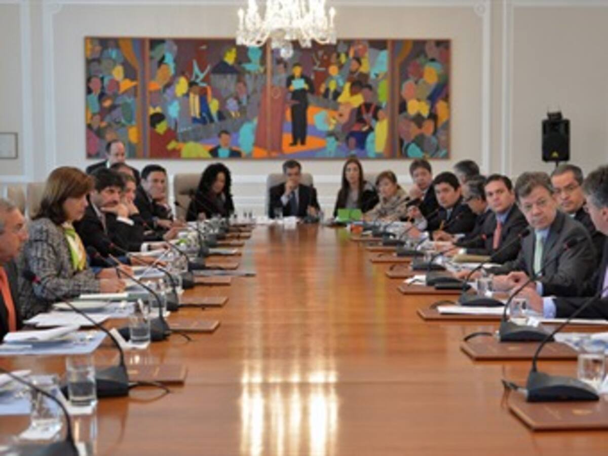 Renuncia protocolaria de todos los ministros ante Santos