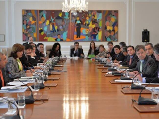 Renuncia protocolaria de todos los ministros ante Santos