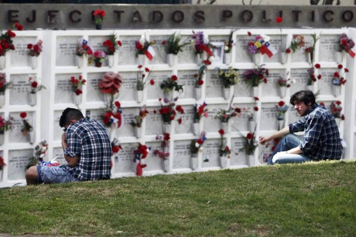 Vista general del memorial de los detenidos desaparecidos en la dictadura  que fue instalada en el Cementerio General durante una marcha en conmemoración del 40 aniversario del golpe militar