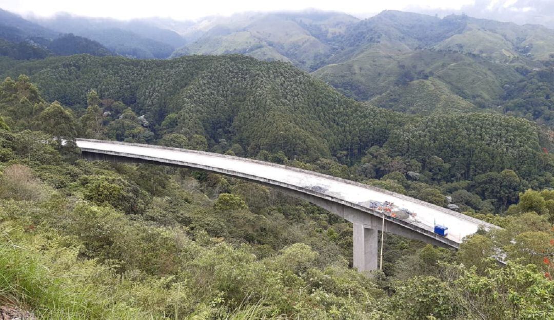 Uno de los viaductos en el Quindío en las obras de la línea que queda pendiente para abril del 2021