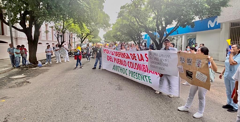 Trabajadores del sector salud protestaron frente a la Gobernación