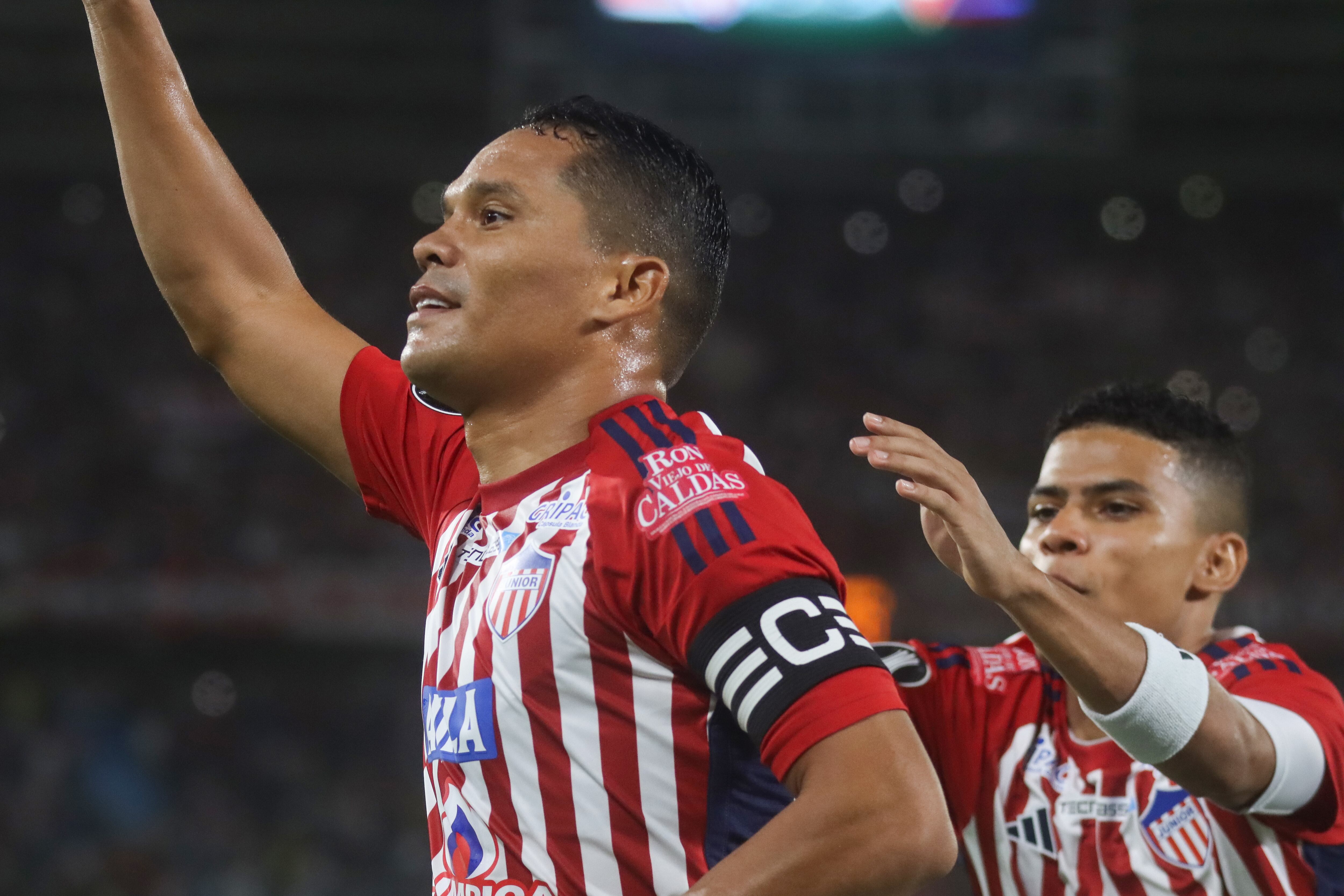AMDEP384. BARRANQUILLA (COLOMBIA), 23/04/2024.- Carlos Bacca de Junior celebra un gol este martes, en un partido de la fase de grupos de la Copa Libertadores entre Junior y LDU Quito en el estadio Metropolitano en Barranquilla (Colombia). EFE/Agencia Kronos