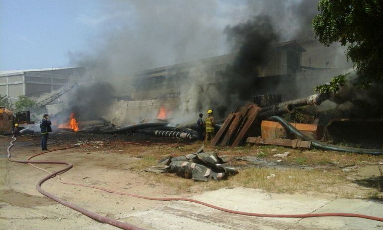 Incendio presentado en una bodega del sector industrial de la Vía 40.