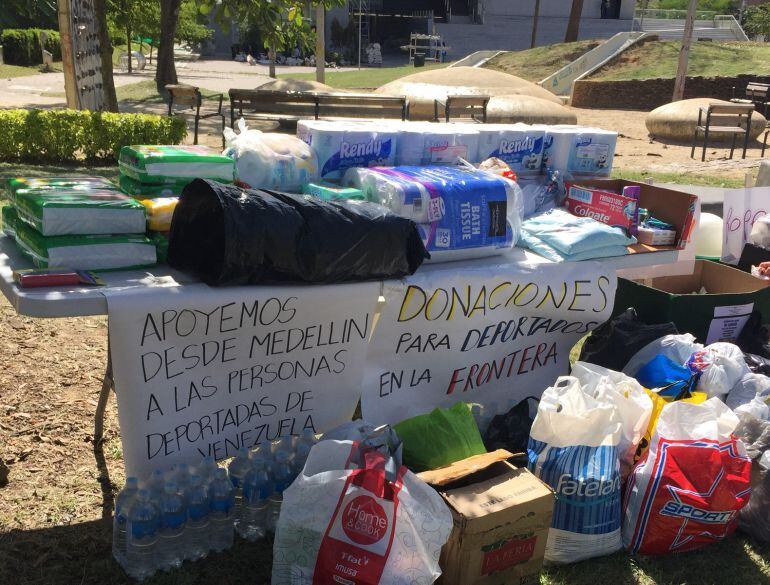 En Medellín se recogen ayudas para deportados de Venezuela. 