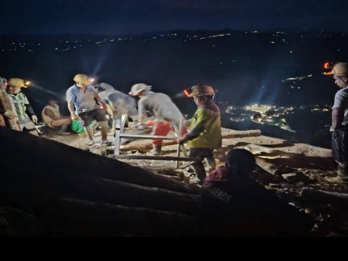 Rescatan a 9 mineros atrapados dentro de una mina en Marmato, Caldas