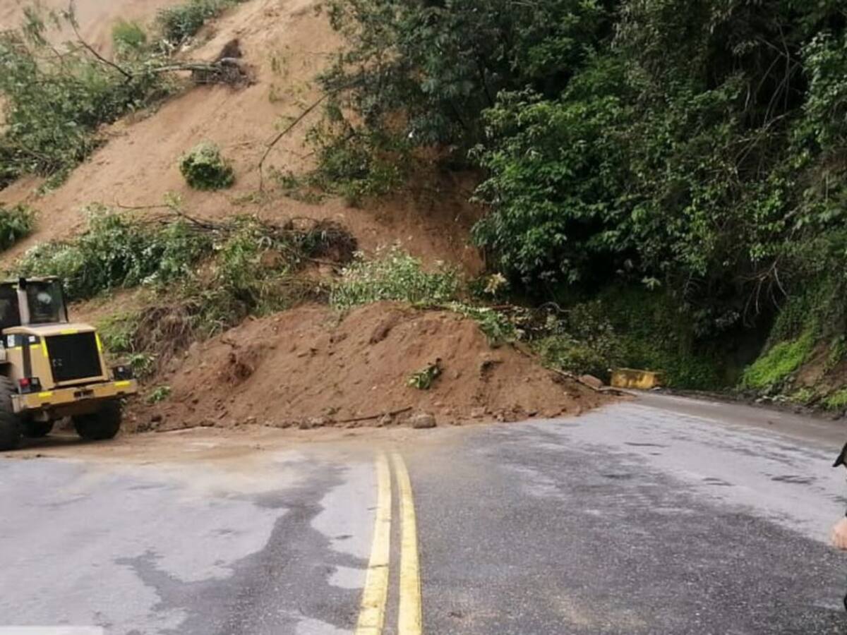 Derrumbe en la vía La Línea genera dificultades de movilidad por cierre