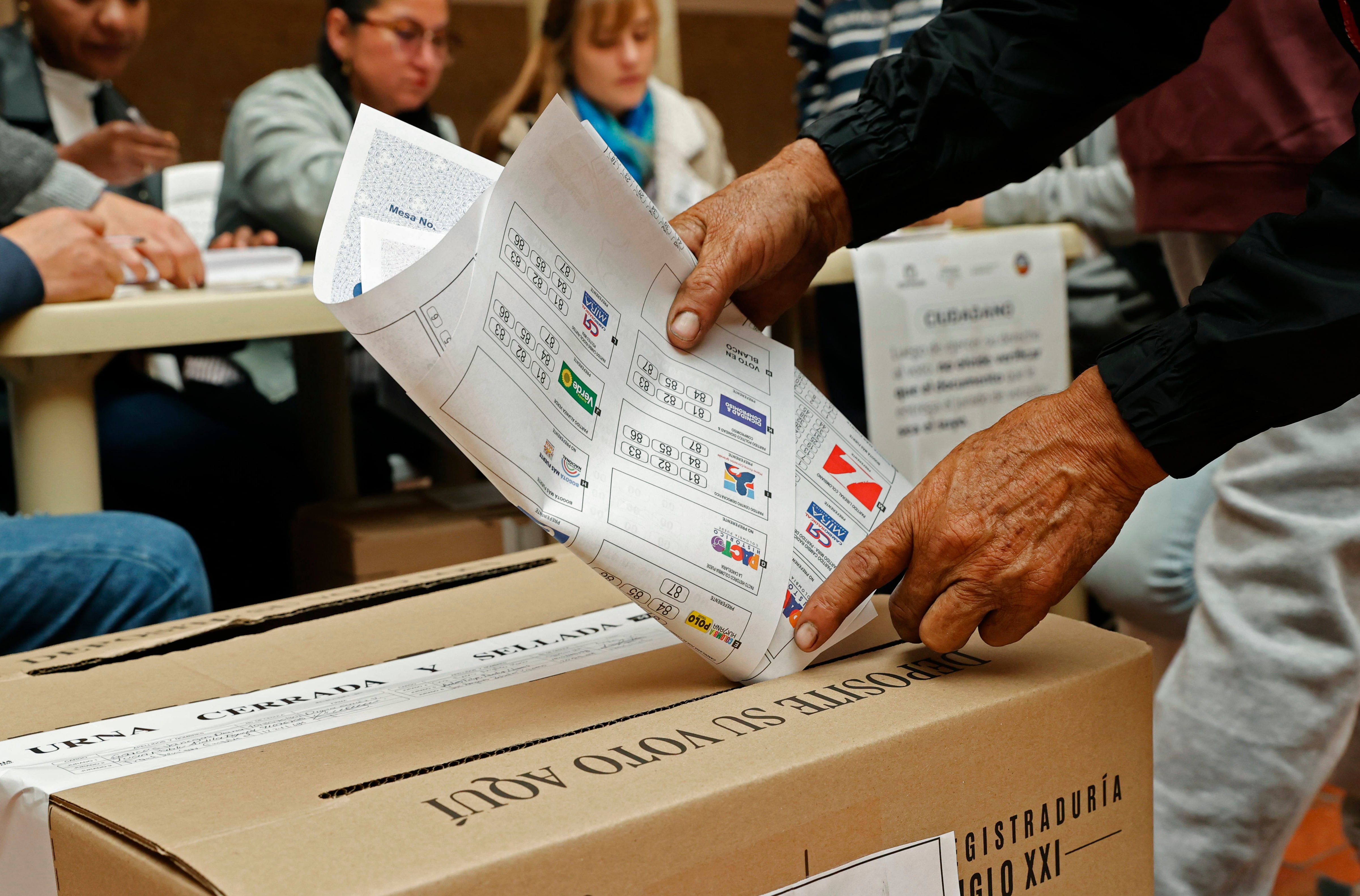 AME2159. BOGOTÁ (COLOMBIA), 29/10/2023.- Ciudadanos votan en las elecciones regionales y locales hoy, en un colegio electoral de Bogotá (Colombia). EFE/ Mauricio Dueñas Castañeda