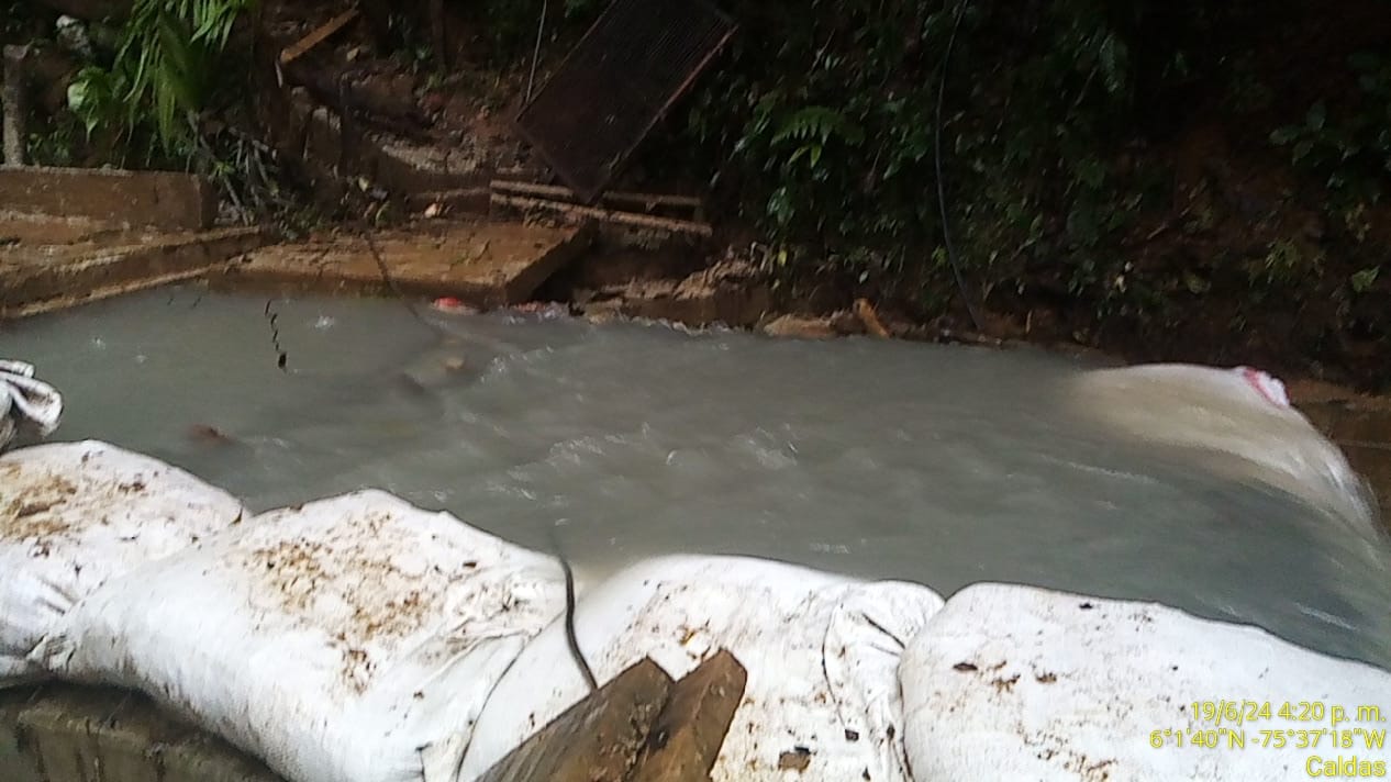 Presunta contaminación a la quebrada La Mina, afluente del Río Medellín-Aburrá. Suministrada.