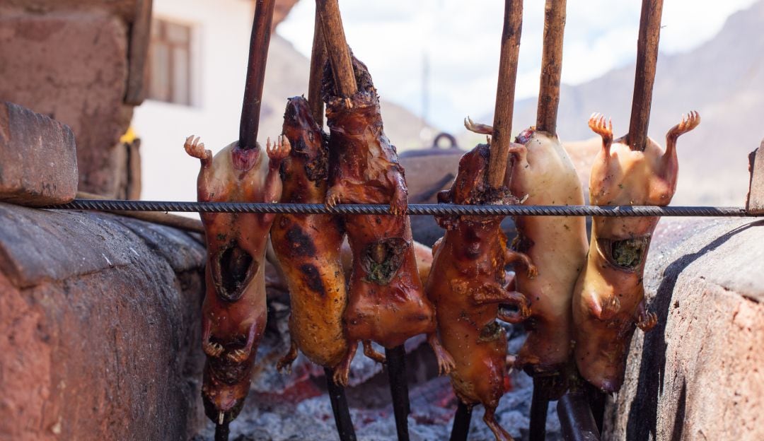 Puesto típico de cuy asado