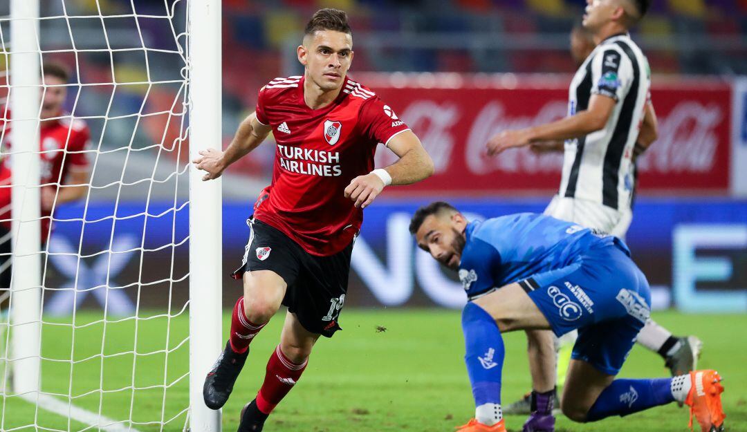 Rafael Santos Borré festeja su priemr gol ante Central Córdoba.