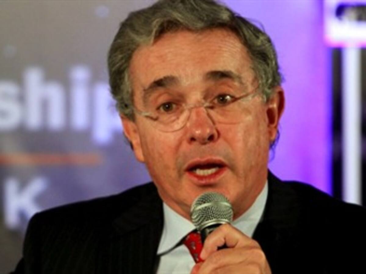 Uribe defiende publicar fotografía de policías asesinados