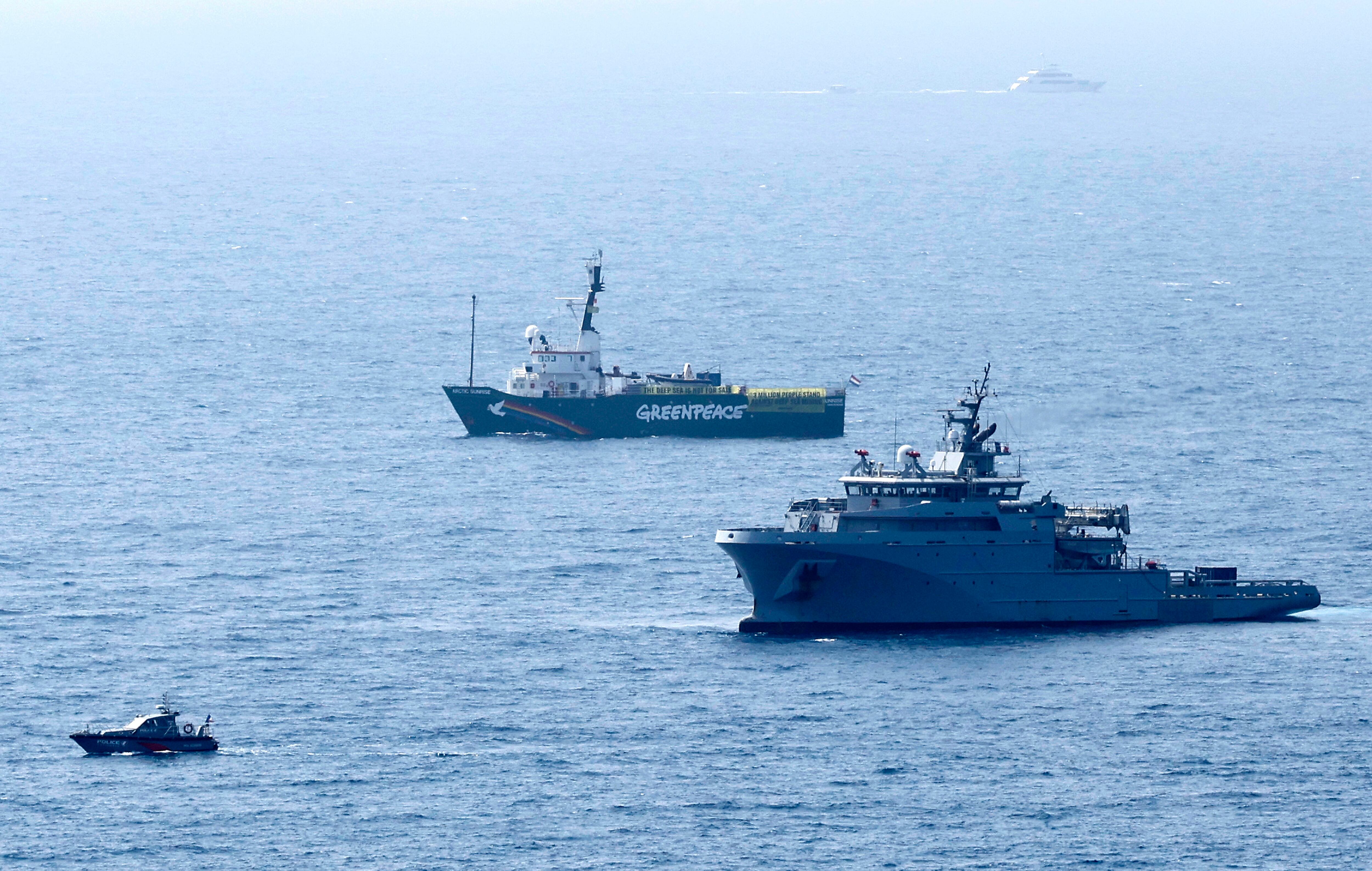 FOTODELDÍA Frejus (Francia), 09/06/2025.- El Arctic Sunrise (c), barco perteneciente a la organización ecologista Greenpeace, se encuentra frente al puerto de Niza, donde se celebra la tercera Conferencia de las Naciones Unidas sobre los Océanos (ONUC), en Niza, este lunes. Según Greenpeace, las autoridades francesas han impedido la entrada del Arctic Sunrise al puerto de Niza. La tercera Conferencia de las Naciones Unidas sobre los Océanos se celebrará del 9 al 13 de junio de 2025. EFE/ Sebastien Nogier