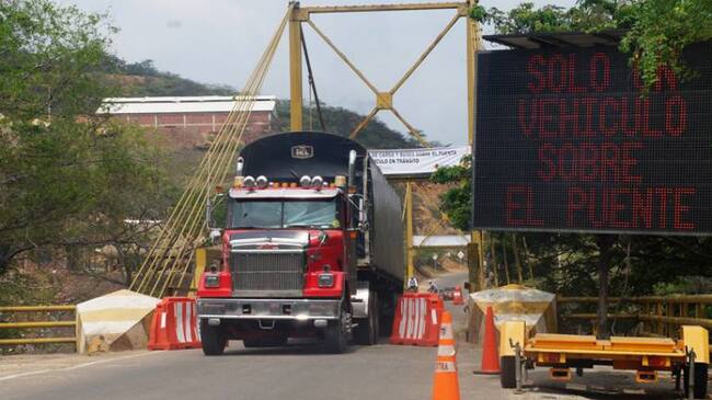 Puente Mariano Ospina Pérez sobre el rió Zulia a punto de colapsar