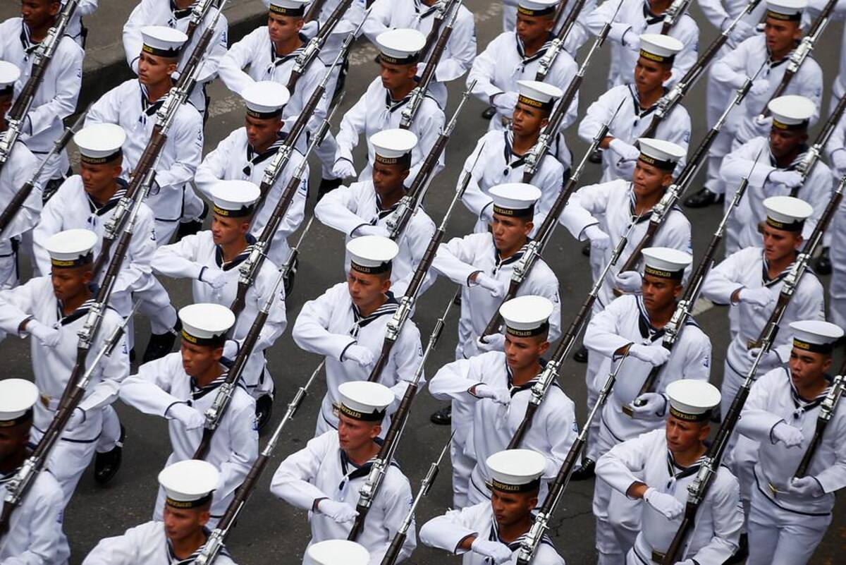 Miles de bogotanos salieron a las calles a observar el desfile del 20 de julio que realizan las Fuerzas Armadas Colombianas.