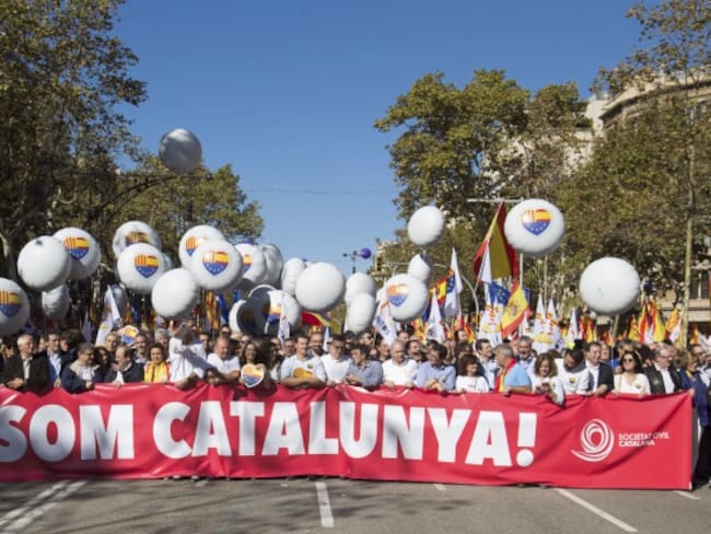 “Todos somos Cataluña”, la manifestación en contra de la declaración de independencia catalana
