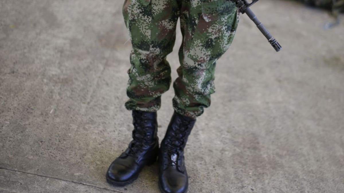 El enredo en la millonaria compra de calcetines para uso militar