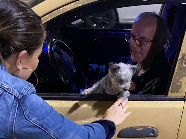 El taxista 'Don Rodrigo' y su perrita Lola, en Medellín / Foto: Twitter @guerrauribe