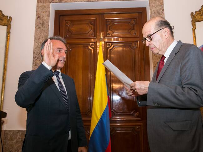 El canciller Álvaro Leyva, en nombre del Gobierno, dio la nacionalidad colombiana al agobado español Enrique Santiago (Cancillería)