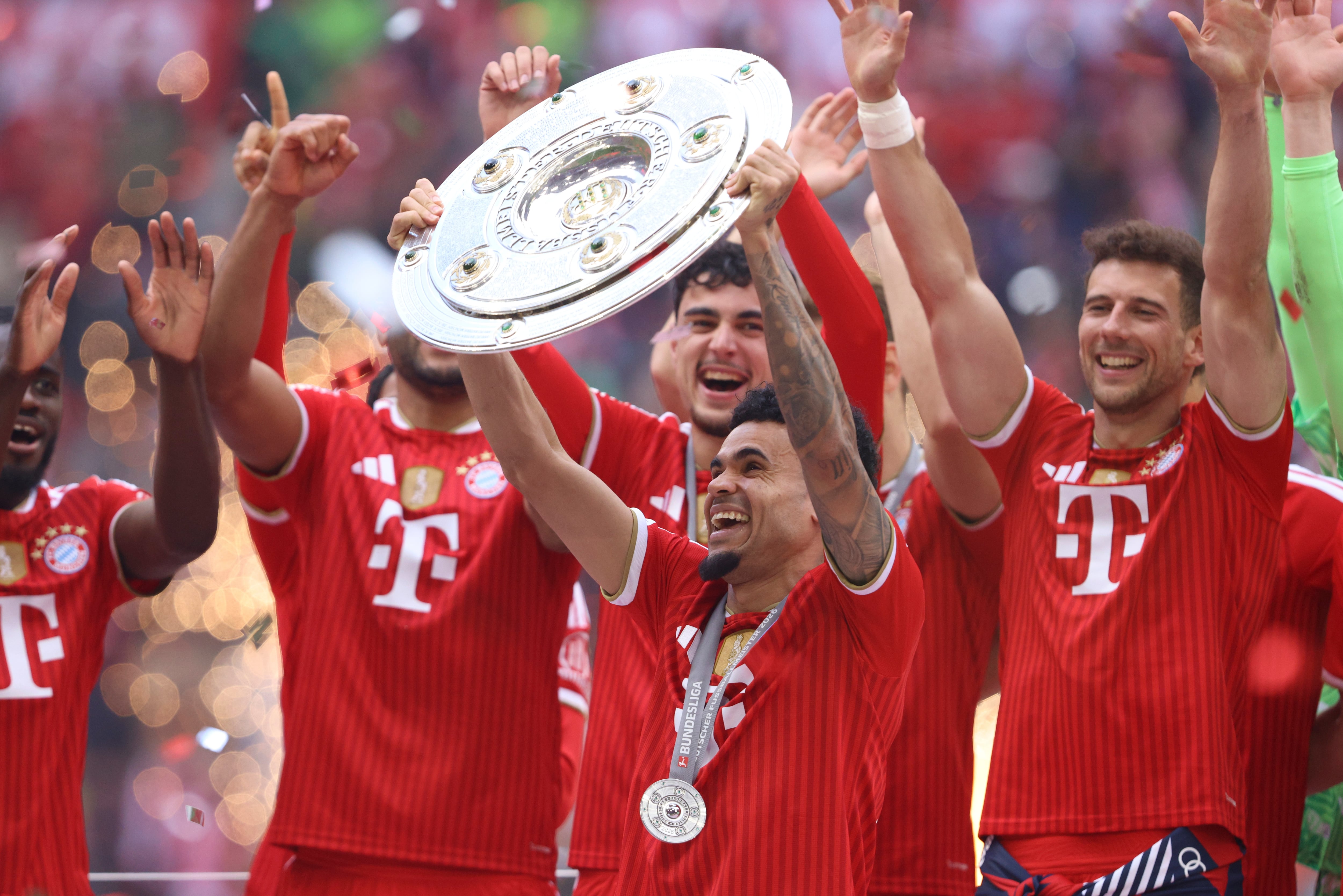 Luis Díaz celebra con sus compañeros el título de la Bundesliga 2025/2026. (Photo by Oliver Kaelke/DeFodi Images/DeFodi via Getty Images)