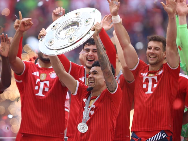Luis Díaz celebra con sus compañeros el título de la Bundesliga 2025/2026. (Photo by Oliver Kaelke/DeFodi Images/DeFodi via Getty Images)