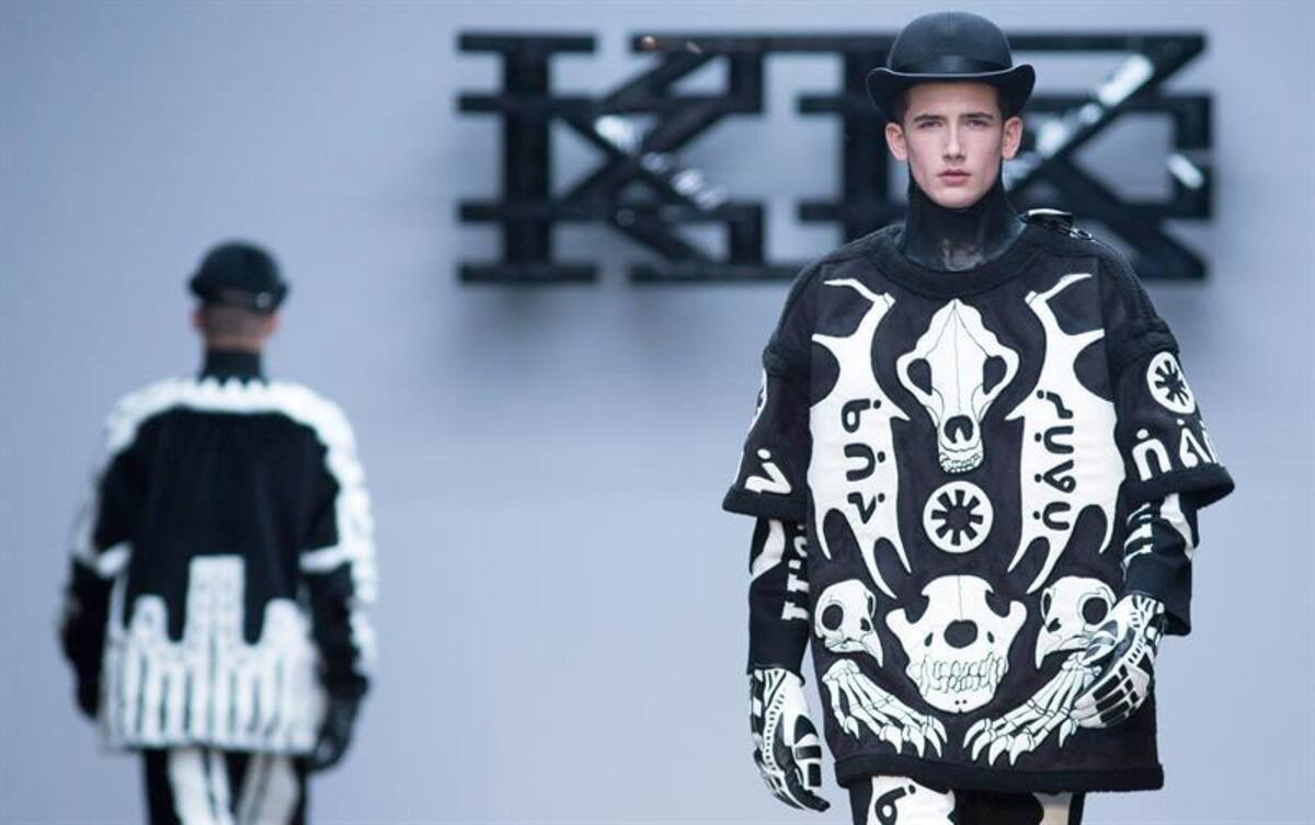 Una serie de modelos presentan la colección de otoño, invierno 2015 en la semana de la moda masculina en Londres, Inglaterra, que se realizará hasta el próximo 12 de enero.