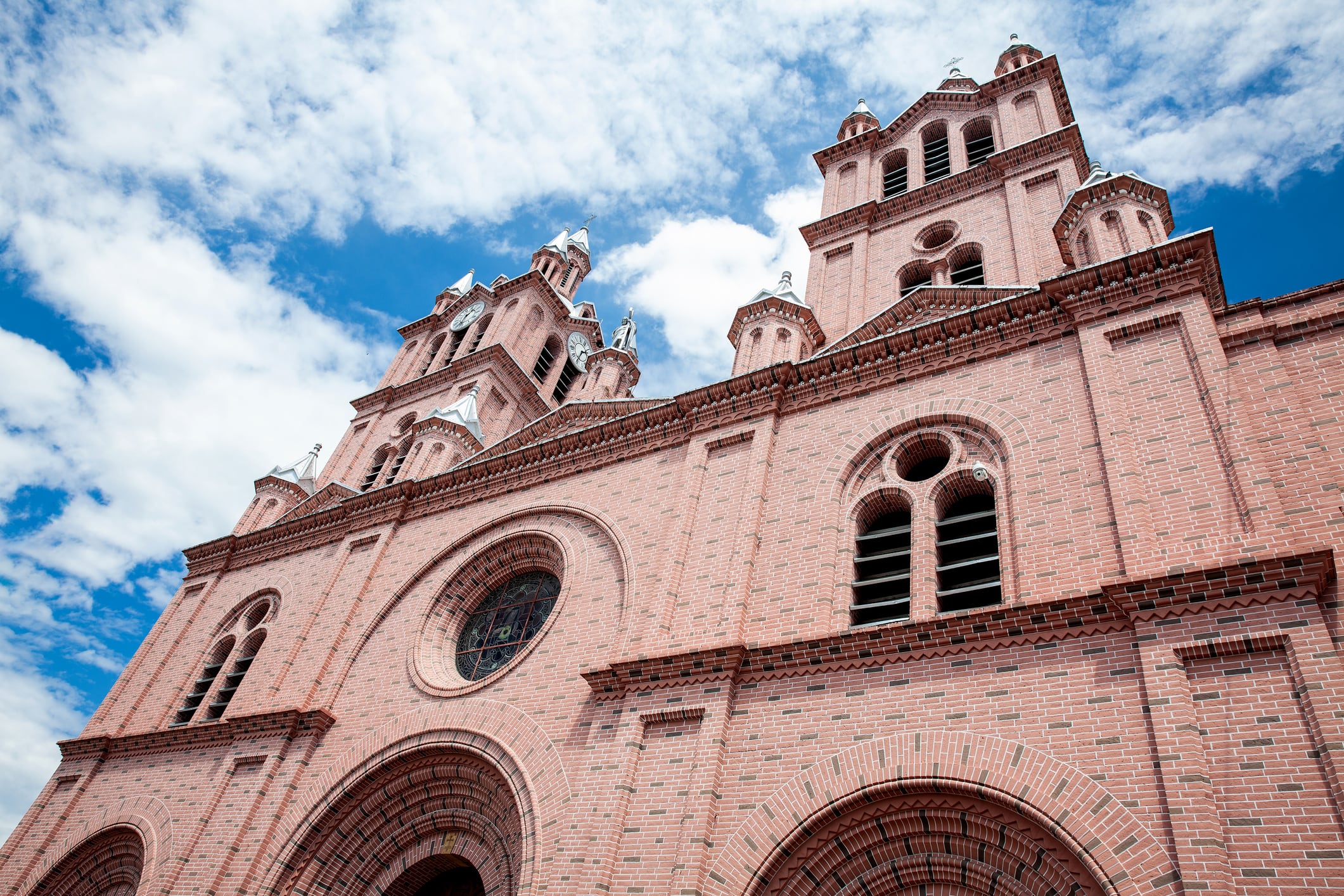 Fachada de la Basílica Menor del Señor de los Milagros ubicada en el Centro Histórico de la ciudad de Guadalajara de Buga en Colombia // Getty Images