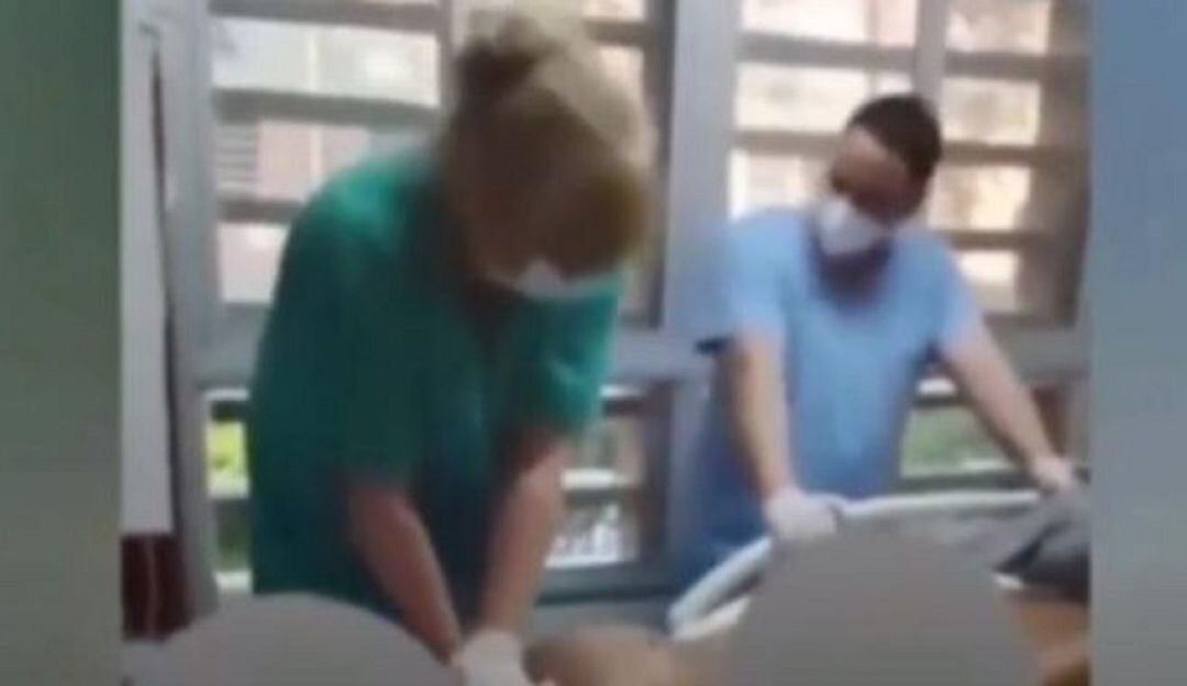 En medio de reanimación, médico y enfermera se rieron descontroladamente