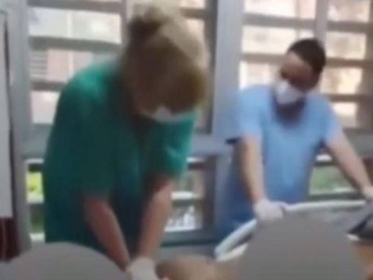 En medio de reanimación, médica y enfermera se rieron descontroladamente