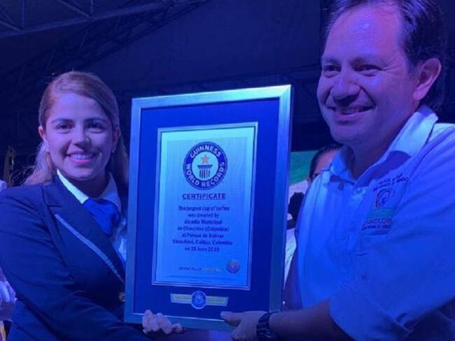 Entrega del certificado del Guinness World Records a Juan Carlos Torres promotor de la iniciativa.