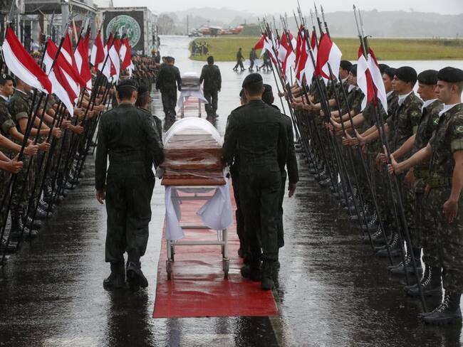 Llegada al aeropuerto de Chapecó (Brasil) de los feretros de las víctimas del accidente aereo en el que fallecieron 71 personas, entre ellos 19 jugadores del Chapecoense