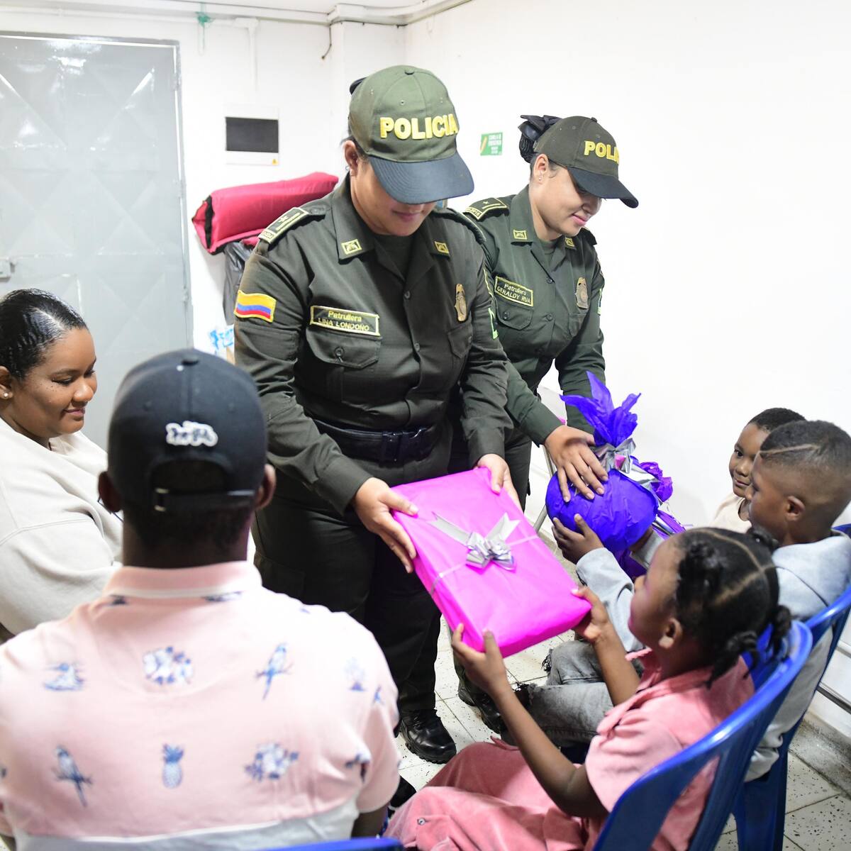 La Policía Metropolitana entregó regalos a 52 mujeres detenidas en Medellín y Copacabana