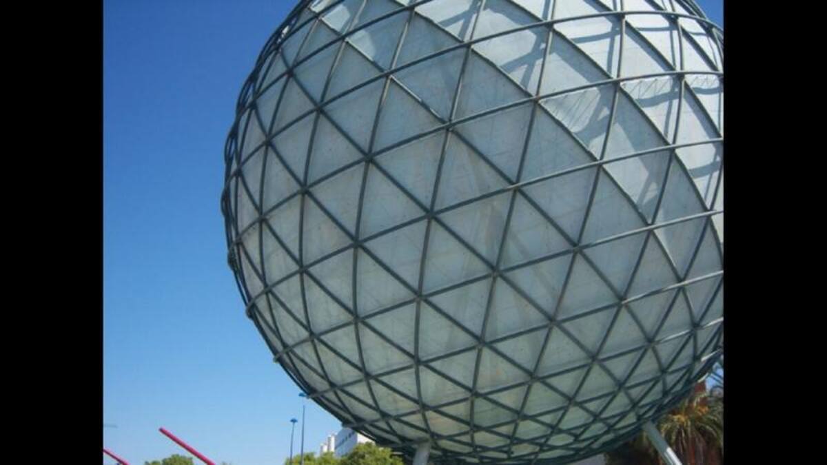 La esfera bioclimática, situada entre dos brazos del rio Guadalquivir, fue construida para refrescar el ambiente en la Expo Sevilla 92, a través de sus conductos entrelazados que rociaban el agua”. Foto tomada en agosto 2011, por Janisse.