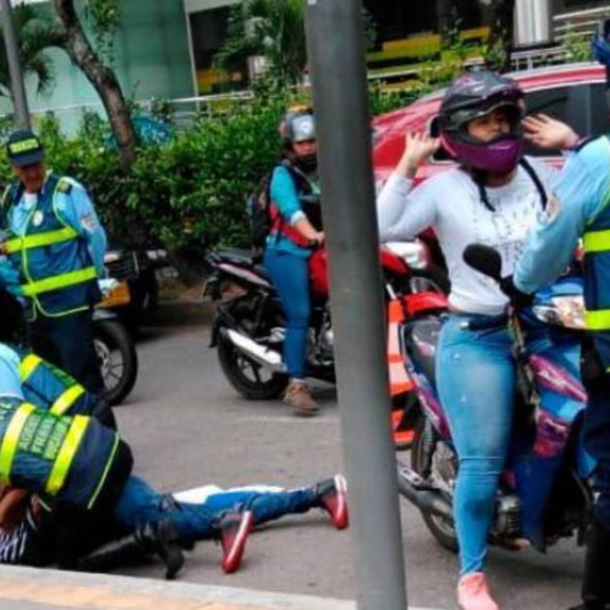 Pelea de motociclista y alféreces involucró a menor